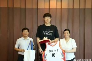 媒体人:杨瀚森来中国海洋大学领取自己的本科录取通知书