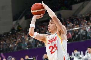 身手全能!朱俊龙3中2拿到5分4板5助 三分2中1